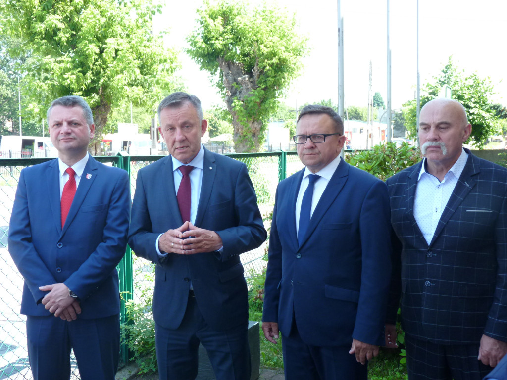 Symboliczne czeki na remonty dróg trafiły do gmin powiatu zgierskiego