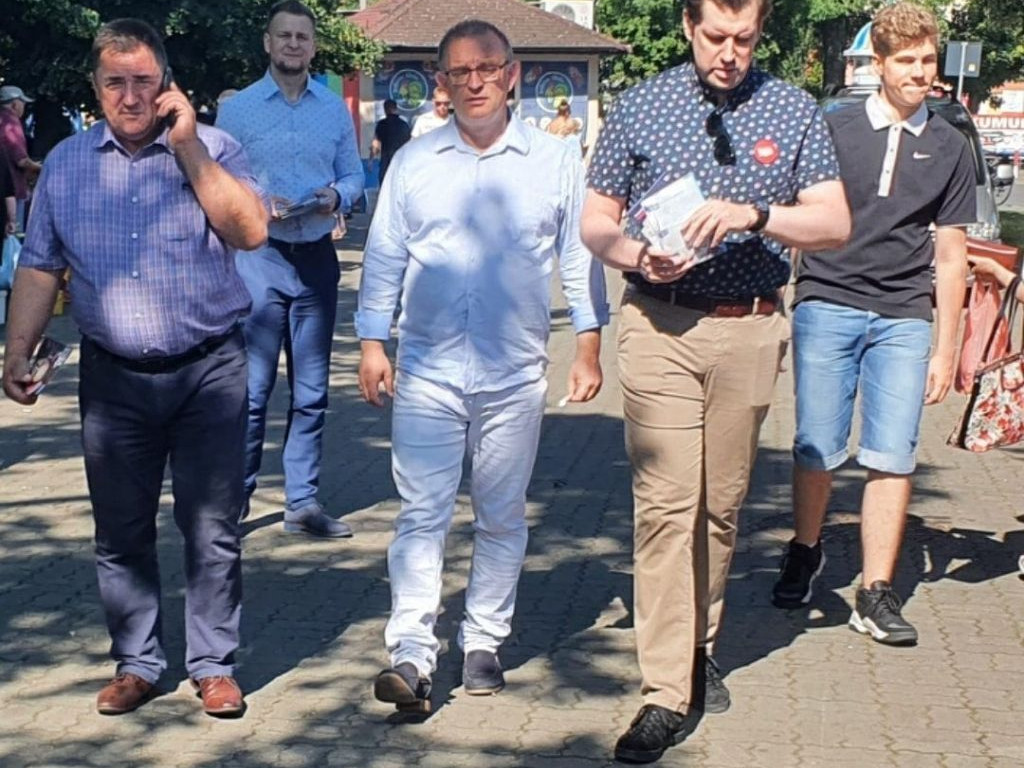 Barwy kampanii: wojewoda łódzki z ulotkami na targowisku