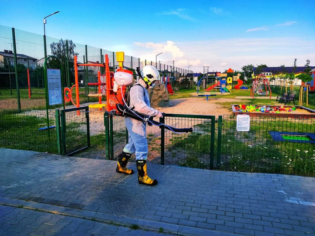 Strażacy dezynfekują miejskie place zabaw