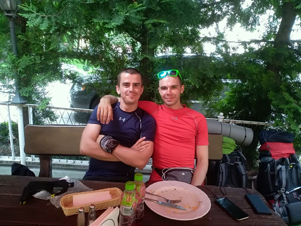Marcin i Radek charytatywnie idą dla Laury. Dziś przeszli przez Łowicz [aktualizacja]