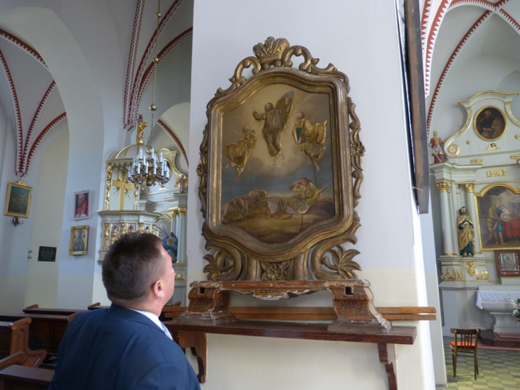 Parafia w Bielawach otrzymała symboliczny czek na renowację zabytkowych feretronów
