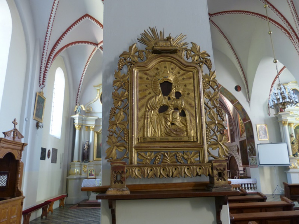 Parafia w Bielawach otrzymała symboliczny czek na renowację zabytkowych feretronów