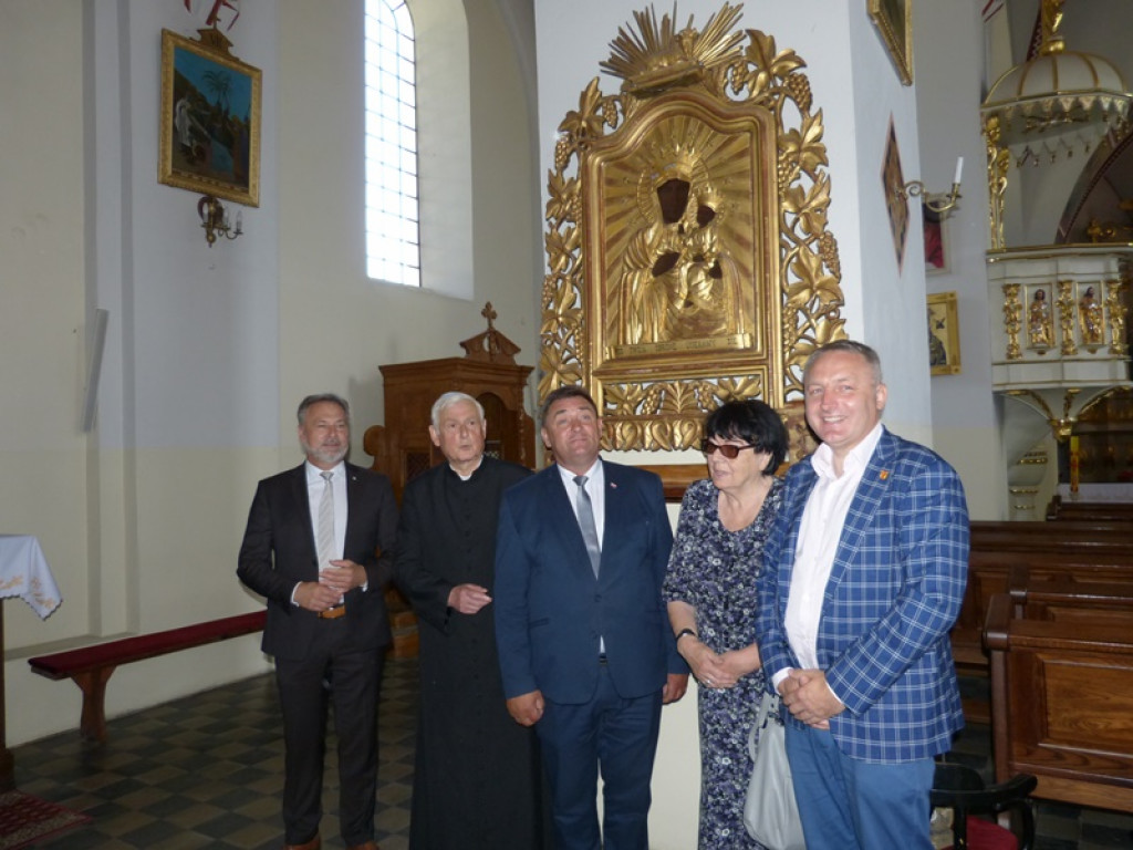 Parafia w Bielawach otrzymała symboliczny czek na renowację zabytkowych feretronów