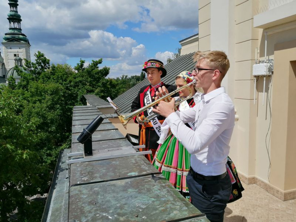 Urodzinowy hejnał odegrany