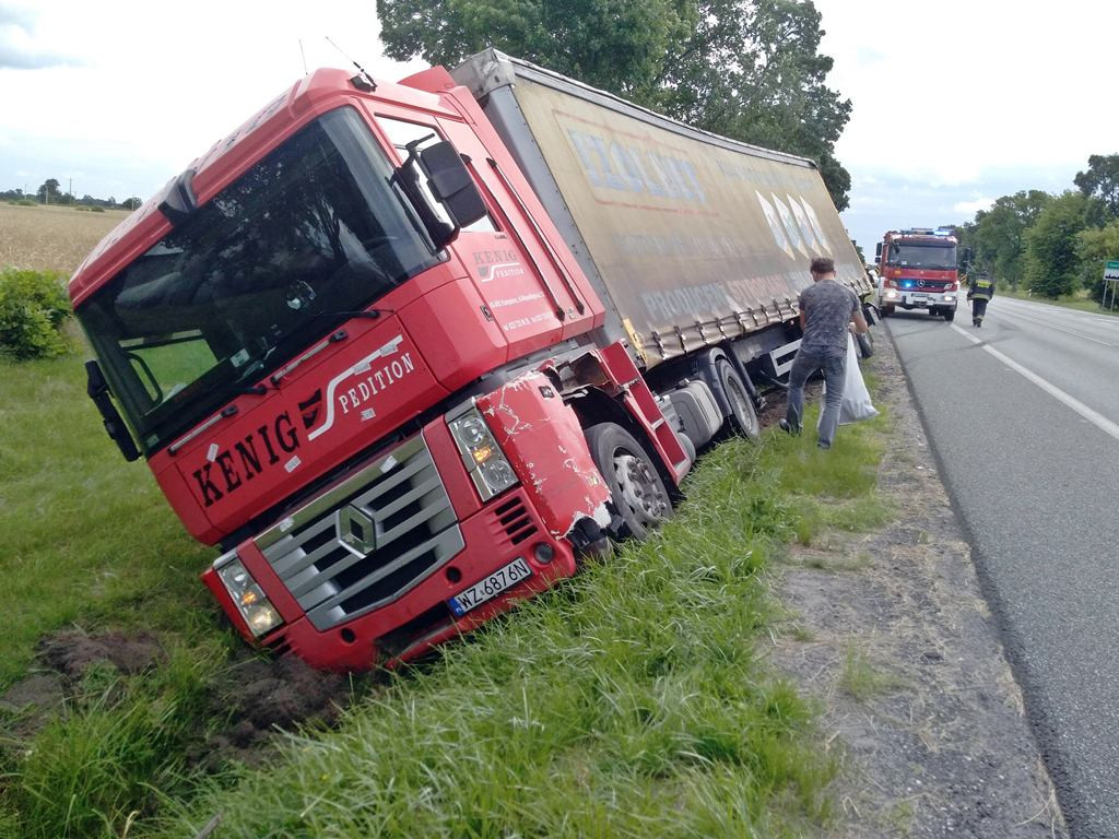 TIR w rowie po kolizji na rogatkach Łowicza
