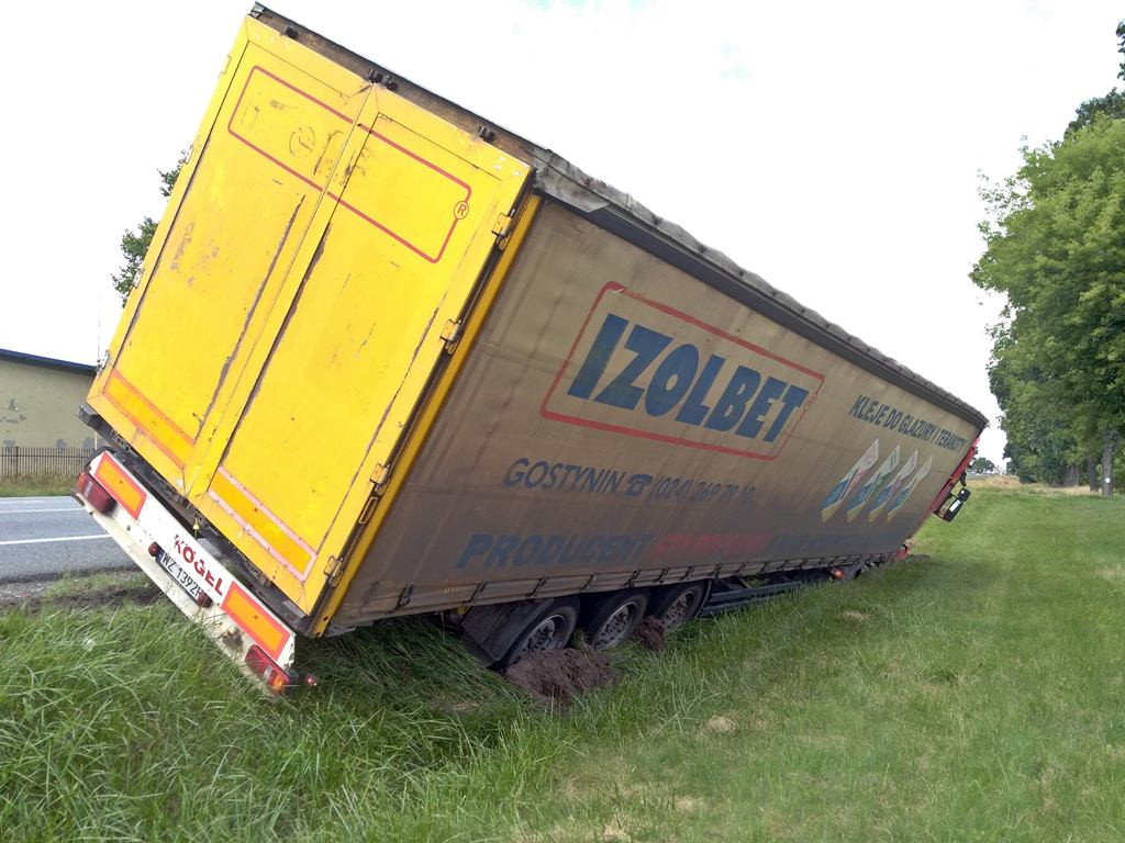 TIR w rowie po kolizji na rogatkach Łowicza