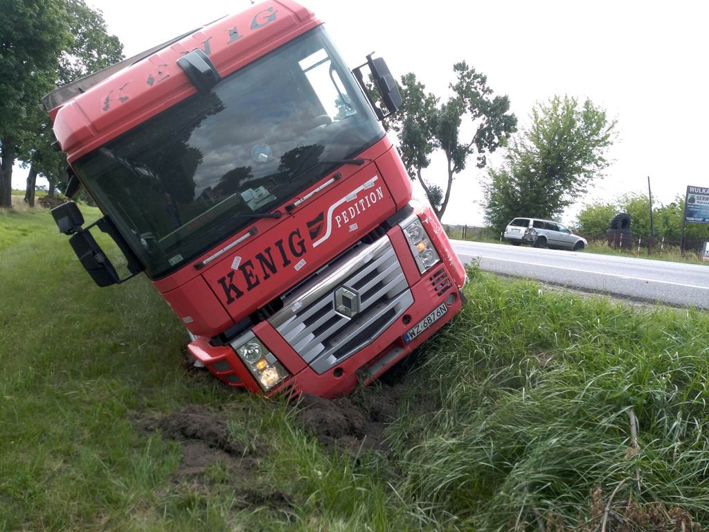 TIR w rowie po kolizji na rogatkach Łowicza