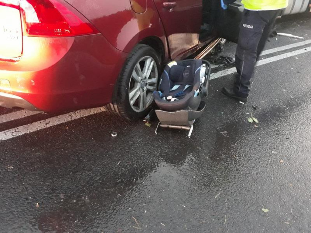 Dwie osoby nie żyją po wypadku w Głownie, dziecko w szpitalu (aktualizacja)