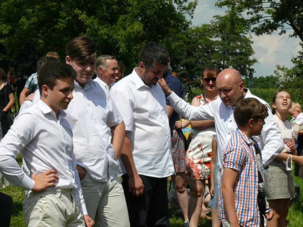 Siedem osób otrzymało chrzest w Bzurze FILM i ZDJĘCIA