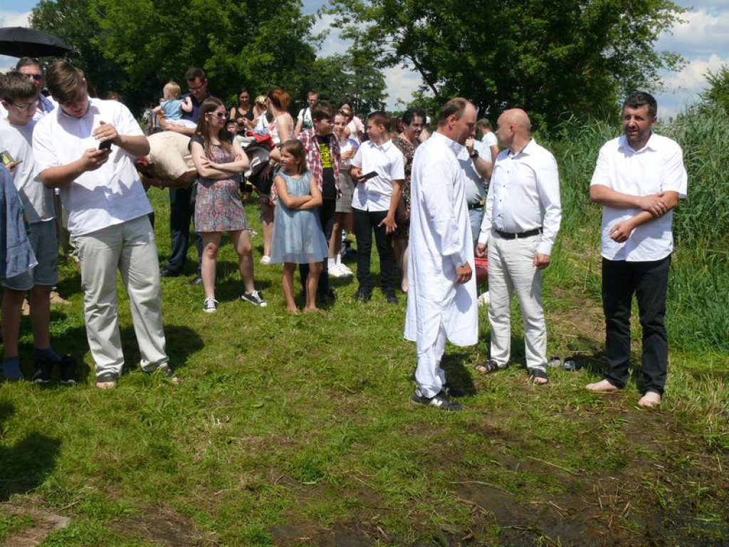 Siedem osób otrzymało chrzest w Bzurze FILM i ZDJĘCIA