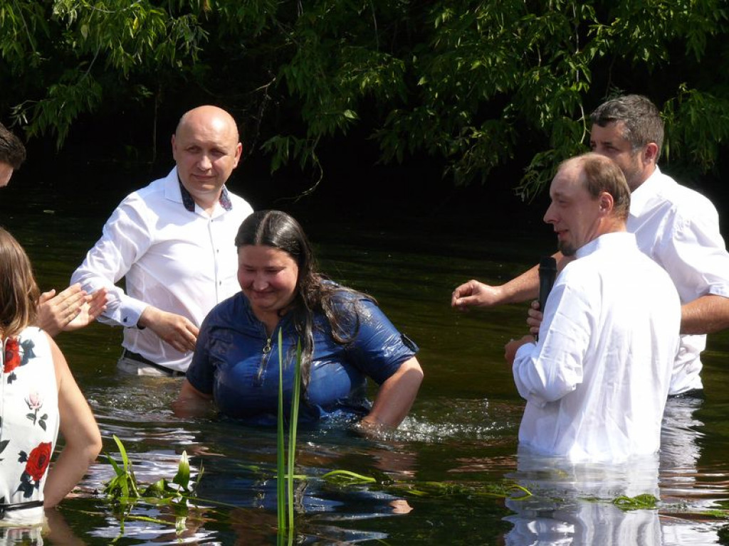 Siedem osób otrzymało chrzest w Bzurze FILM i ZDJĘCIA