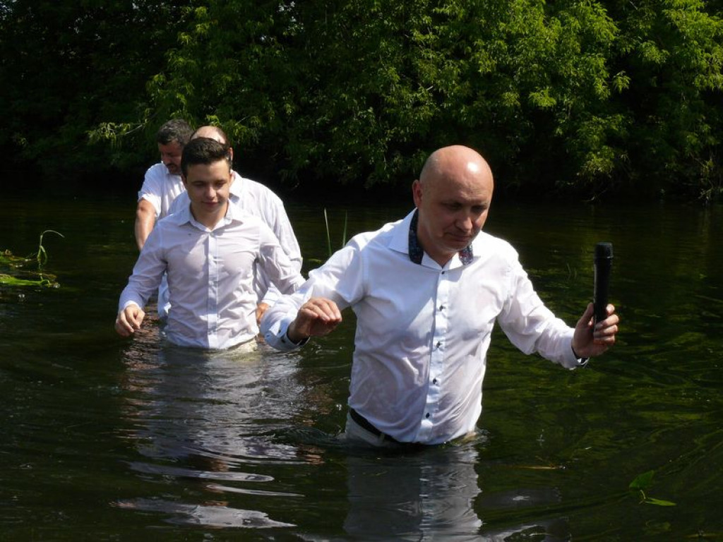 Siedem osób otrzymało chrzest w Bzurze FILM i ZDJĘCIA