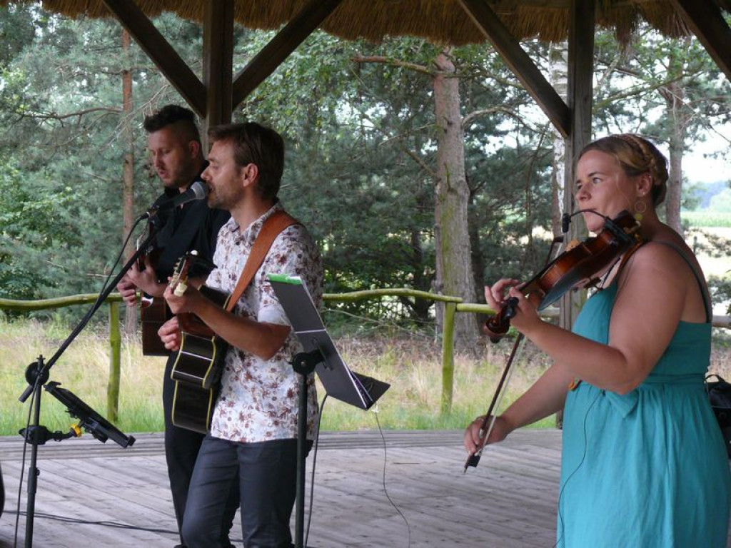 Pod strzechą tym razem trio