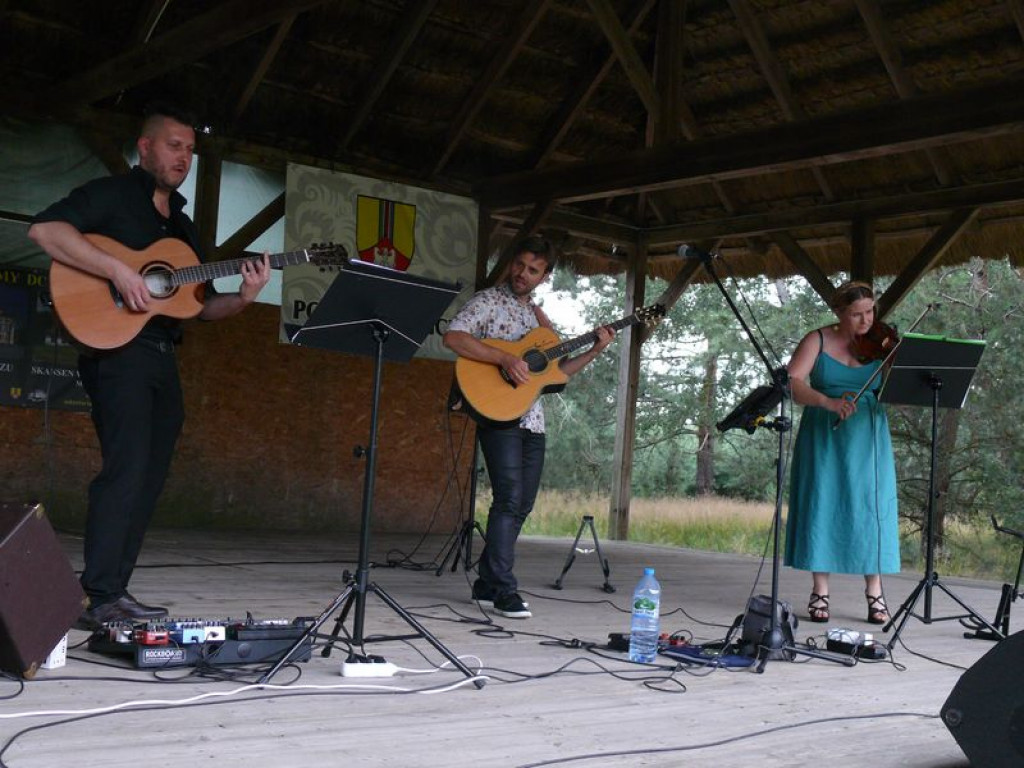 Pod strzechą tym razem trio