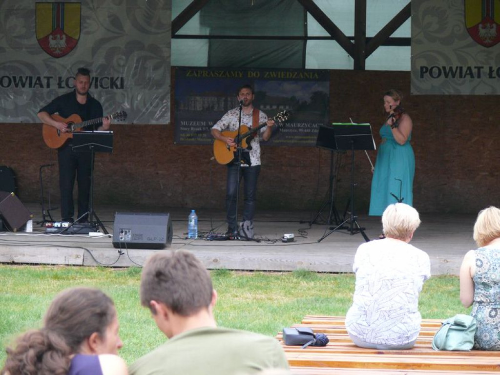 Pod strzechą tym razem trio