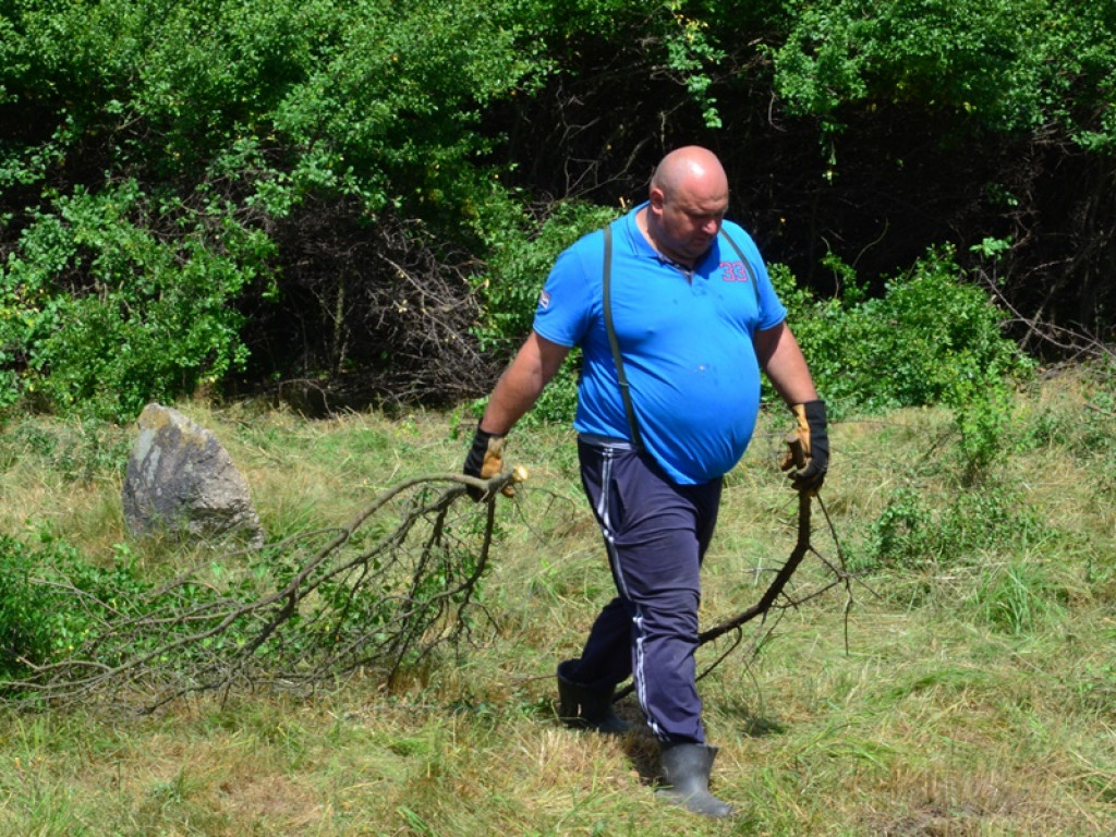 Mieszkańcy Bolimowa porządkują cmentarz żydowski