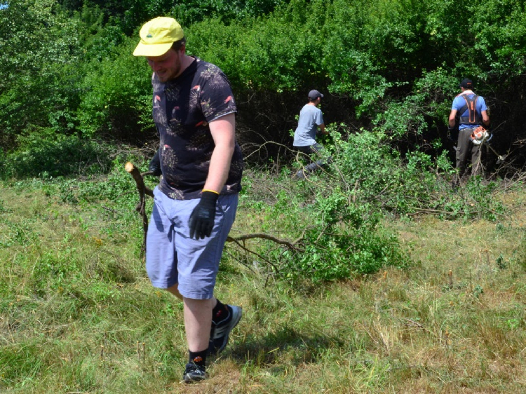 Mieszkańcy Bolimowa porządkują cmentarz żydowski