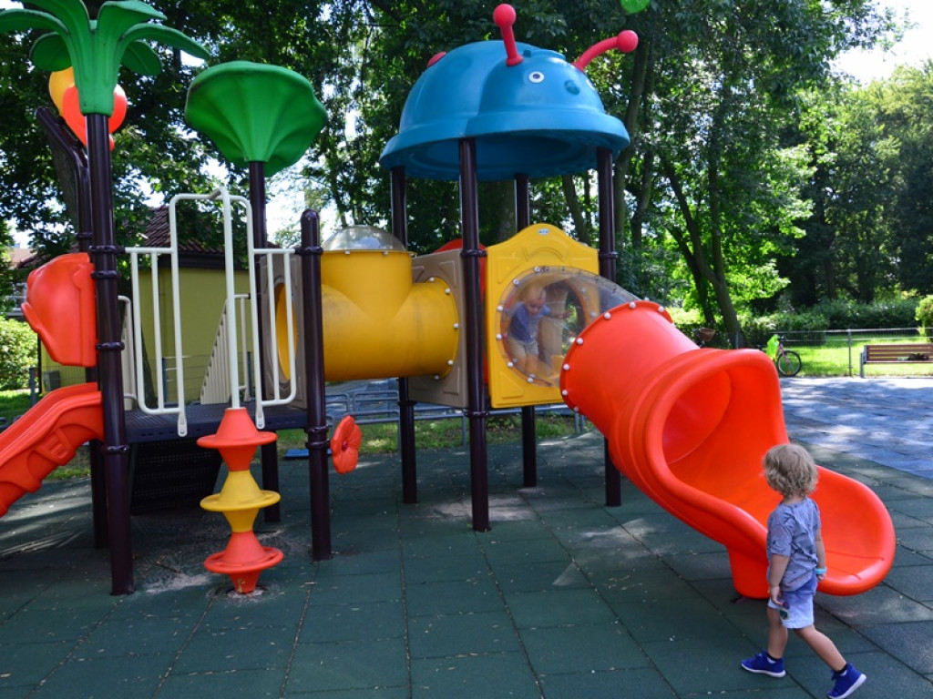 Większość placów zabaw świeci dzisiaj pustkami