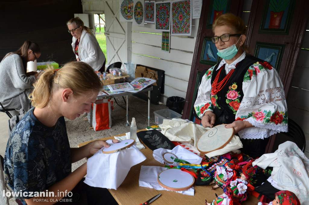 Haft, wycinanki i malarstwo w muzeum