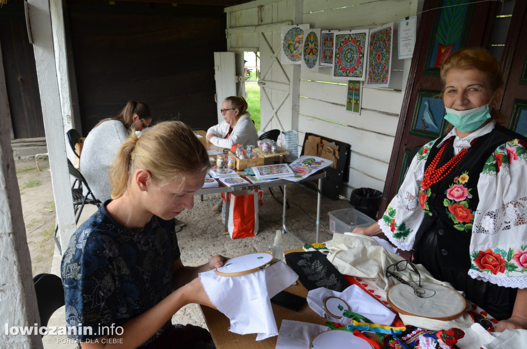 Haft, wycinanki i malarstwo w muzeum