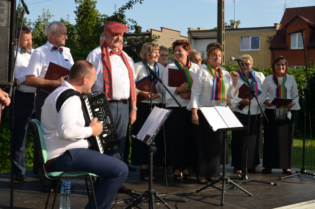 Koncert przy baszcie - śpiewały chóry seniorów