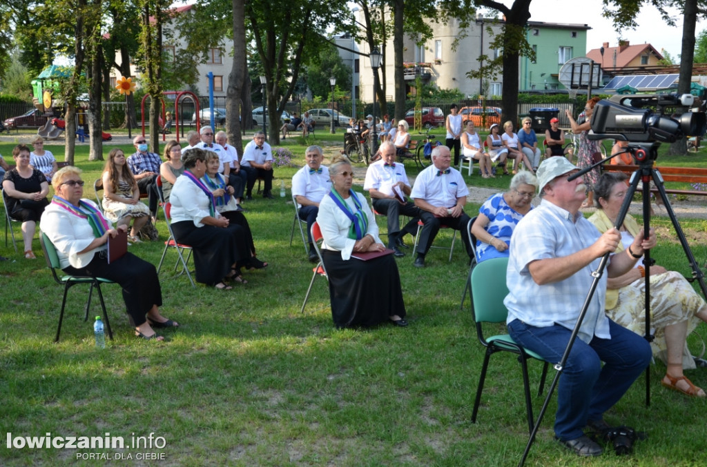Koncert przy baszcie - śpiewały chóry seniorów