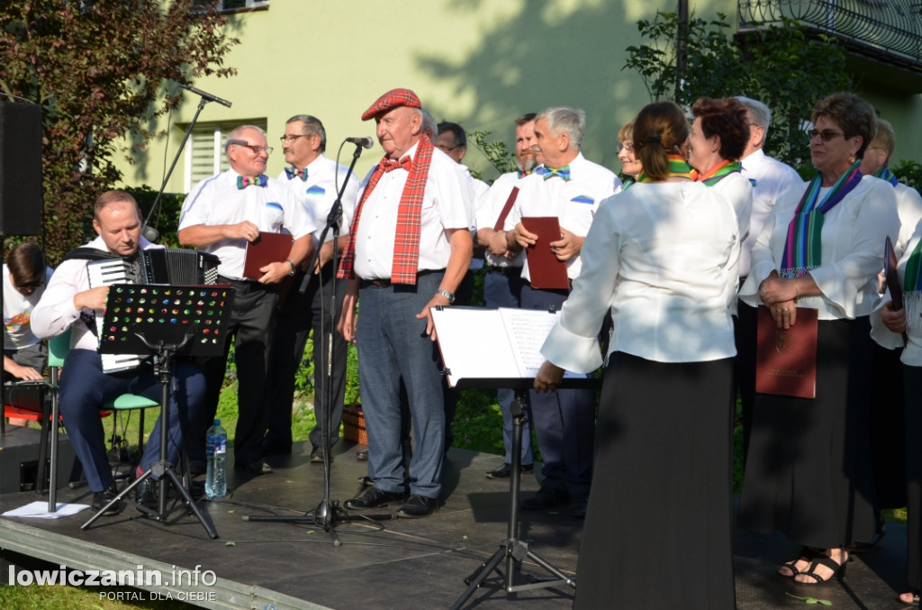 Koncert przy baszcie - śpiewały chóry seniorów