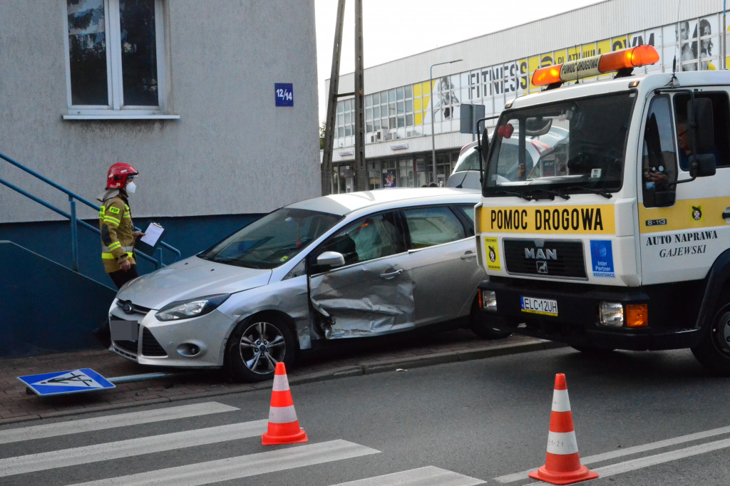 Kolizja przy komendzie policji w Łowiczu