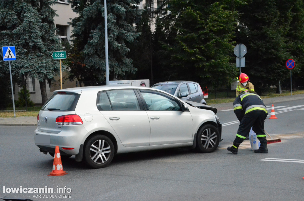 Kolizja przy komendzie policji w Łowiczu