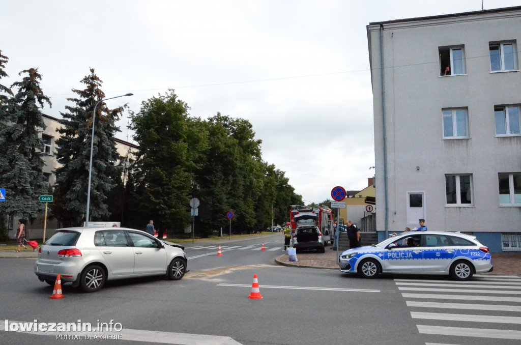 Kolizja przy komendzie policji w Łowiczu