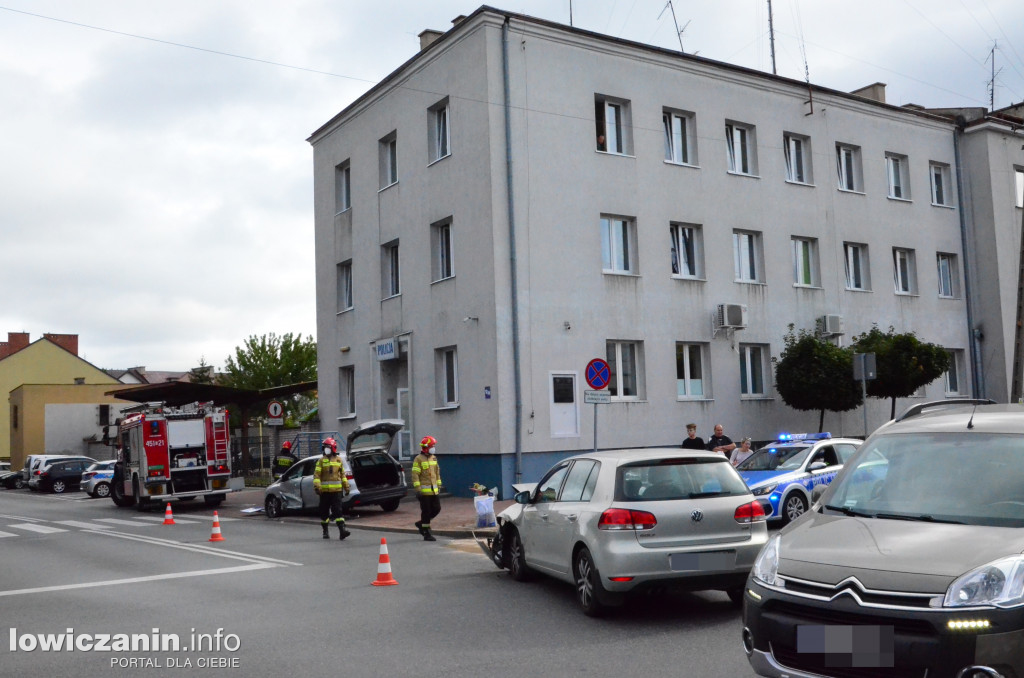 Kolizja przy komendzie policji w Łowiczu