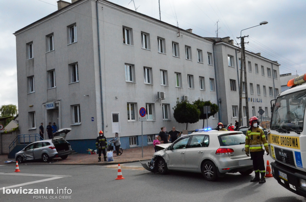 Kolizja przy komendzie policji w Łowiczu