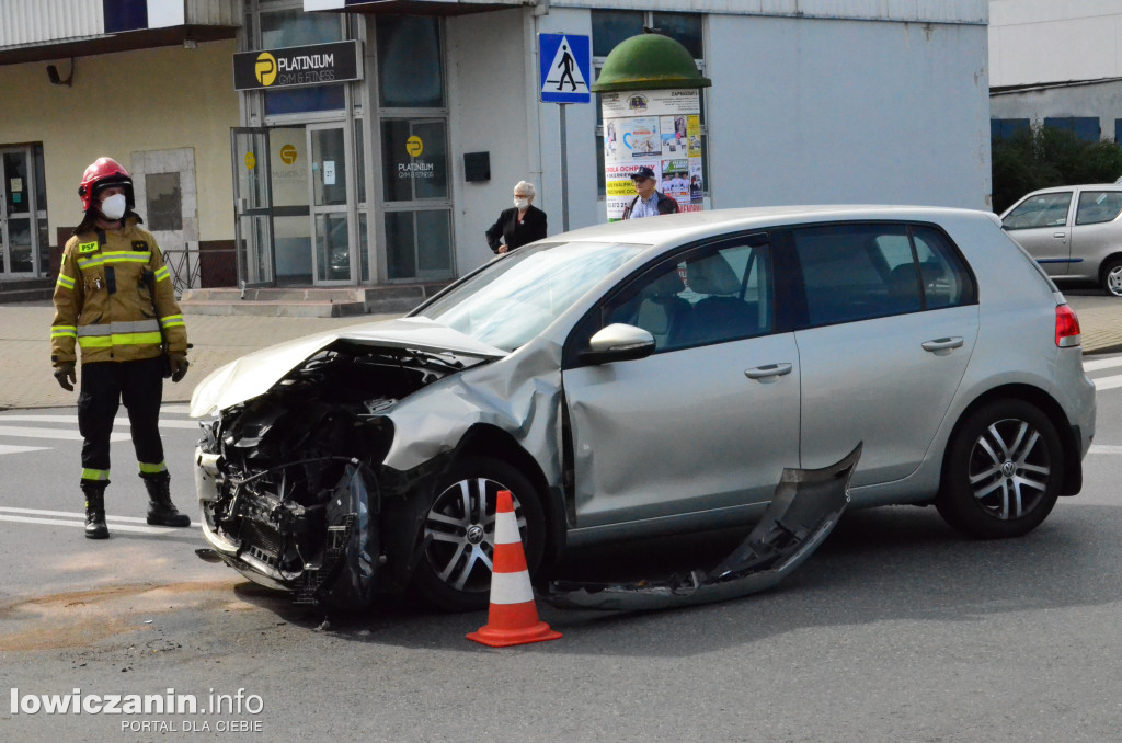 Kolizja przy komendzie policji w Łowiczu