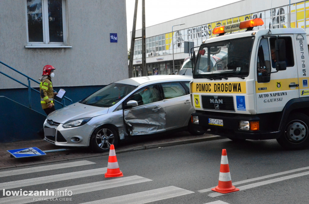 Kolizja przy komendzie policji w Łowiczu