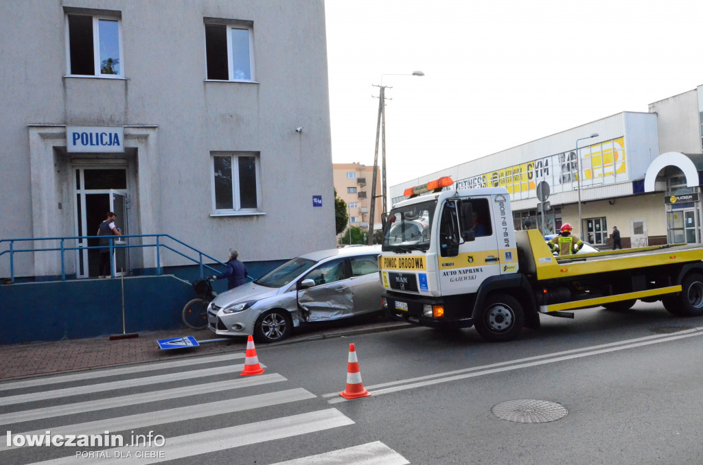 Kolizja przy komendzie policji w Łowiczu