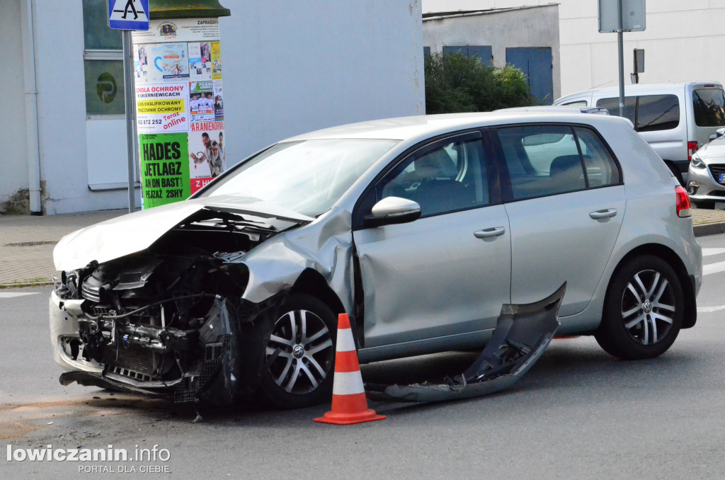 Kolizja przy komendzie policji w Łowiczu