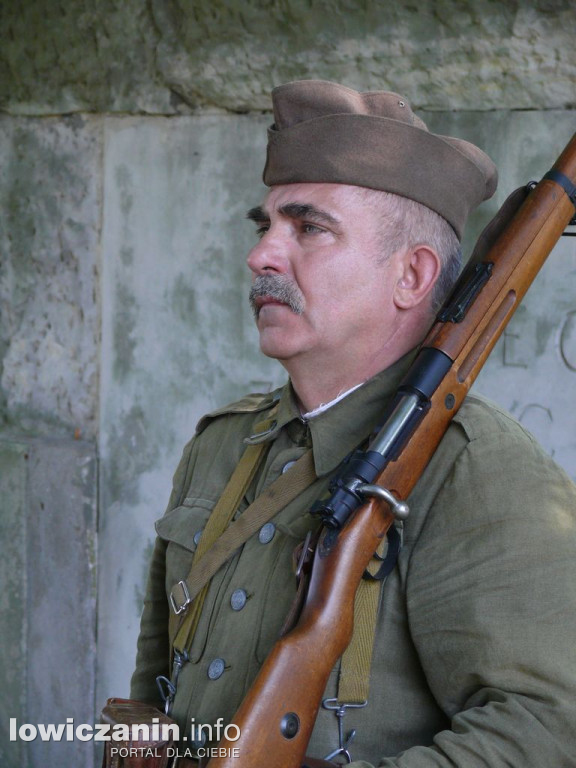 Uczestnicy rajdu szlakiem 10 Pułku Piechoty