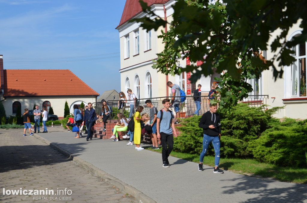 Uczniowie ZSP nr 2 korzystają z wrześniowej aury