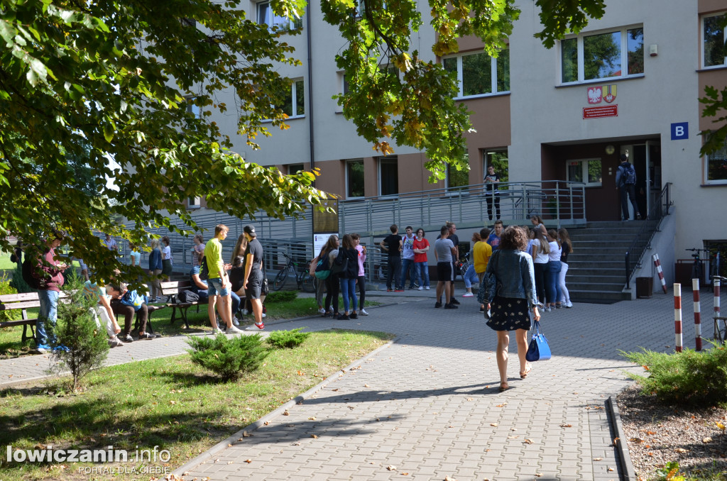 Uczniowie ZSP nr 2 korzystają z wrześniowej aury