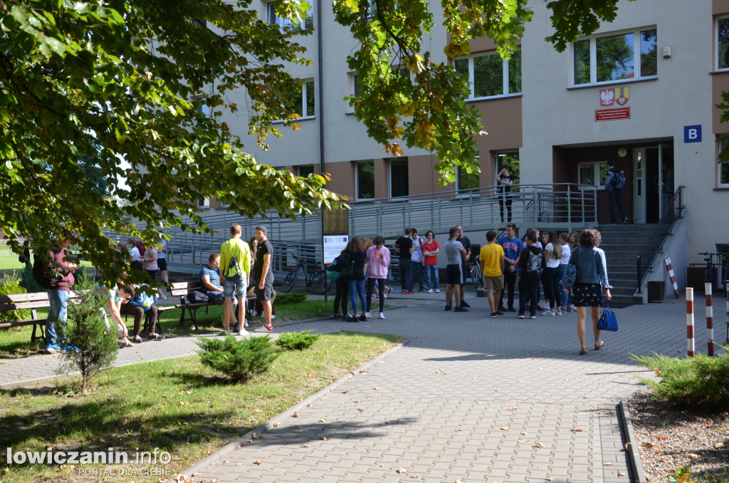 Uczniowie ZSP nr 2 korzystają z wrześniowej aury