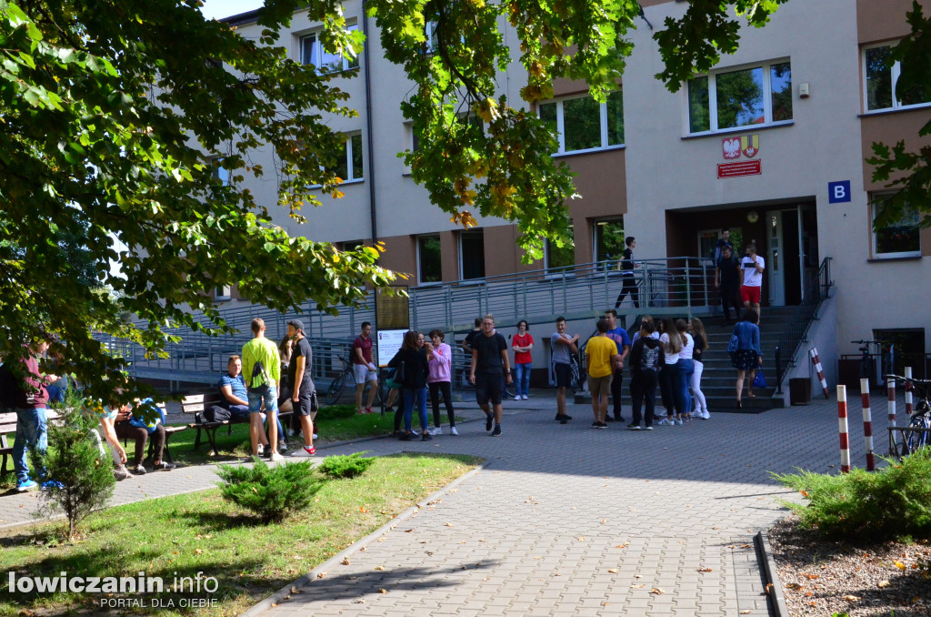 Uczniowie ZSP nr 2 korzystają z wrześniowej aury
