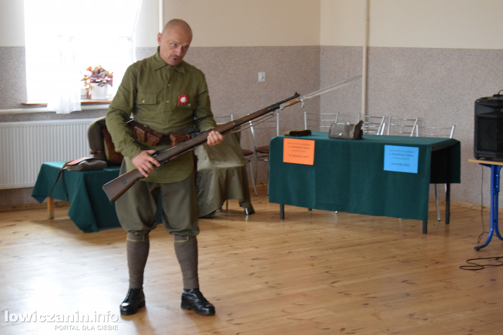 Patriotyczne spotkanie w szkole w Skaratkach