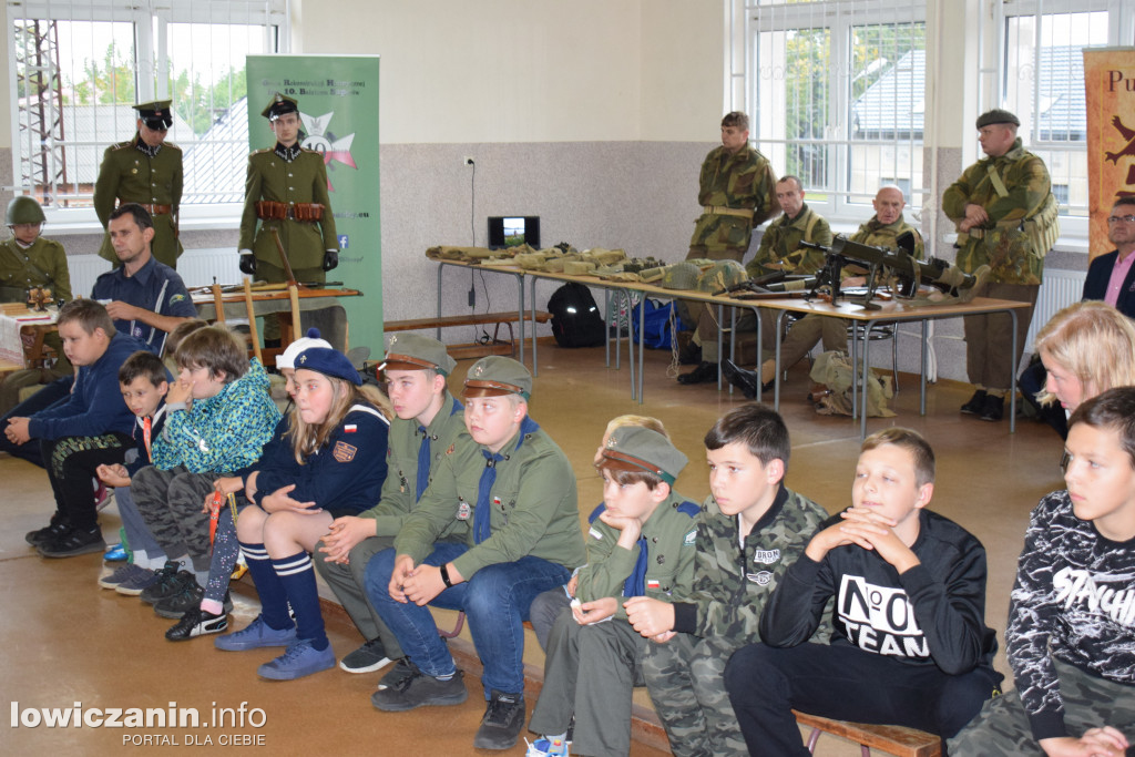 Patriotyczne spotkanie w szkole w Skaratkach