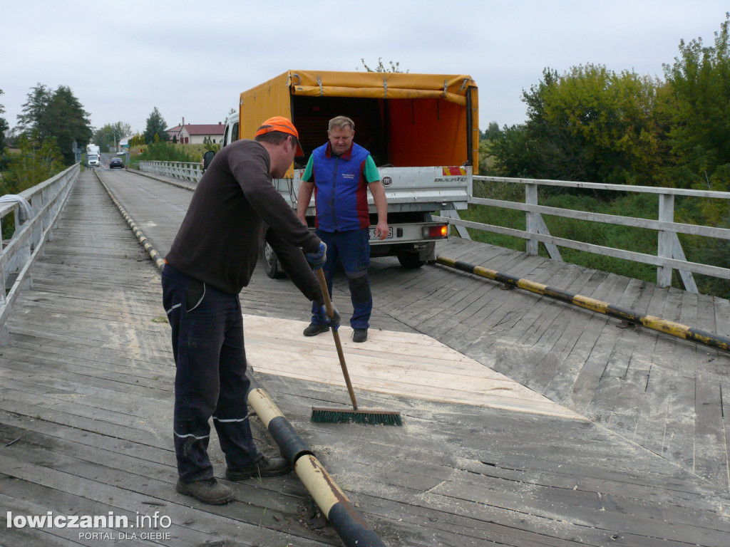 Naprawa mostu w Kompinie