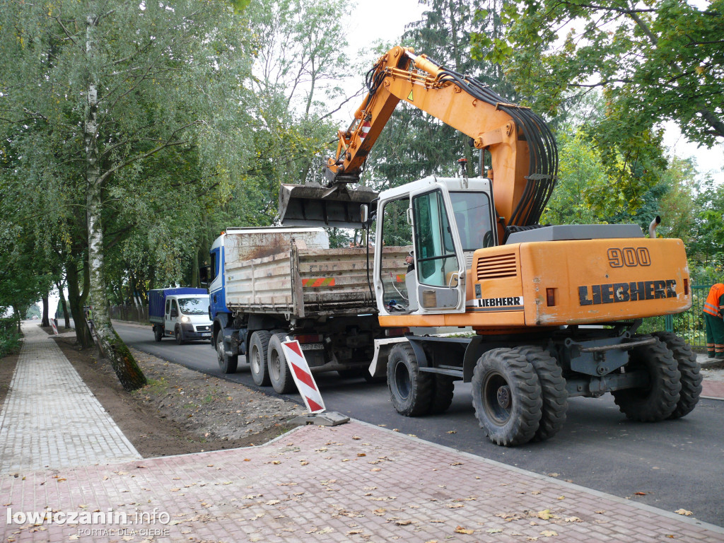 Prace w okolicach szkoły w Zduńskiej Dąbrowie