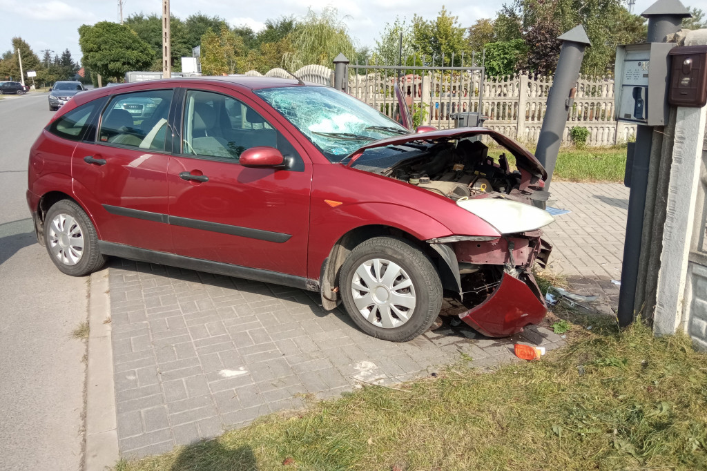 Wjechał w ogrodzenie na Katarzynowie