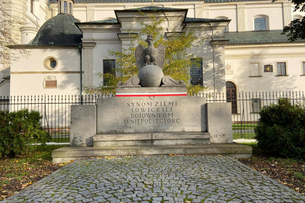 Biało-czerwone szarfy na grobach i pomnikach