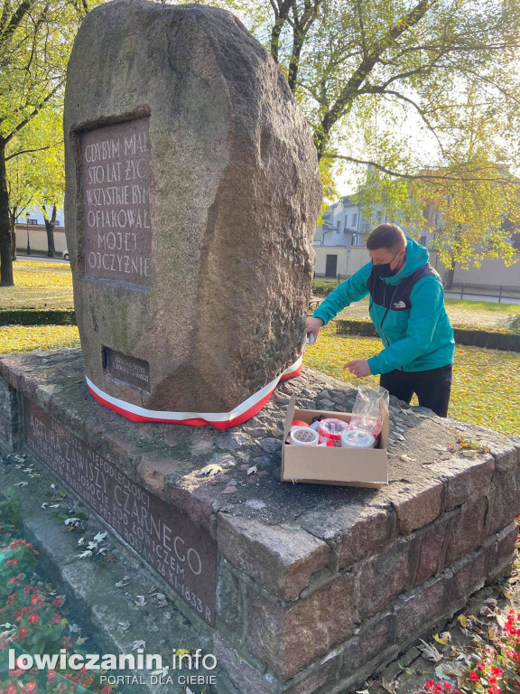 Biało-czerwone szarfy na grobach i pomnikach