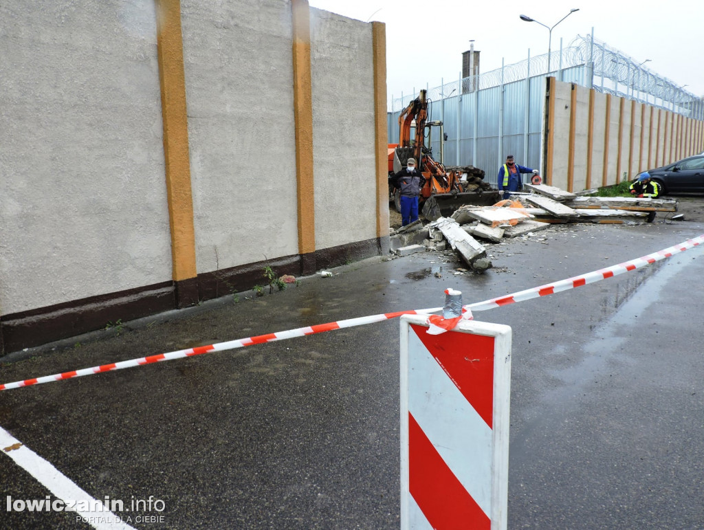 Burzony mur łowickiego więzienia