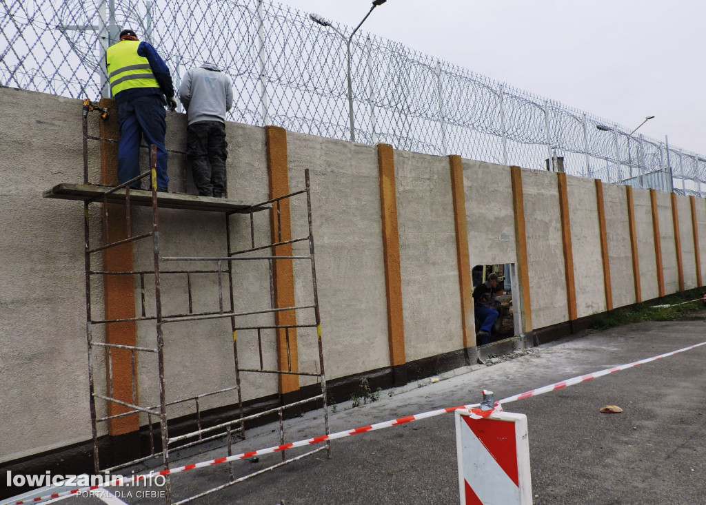 Burzony mur łowickiego więzienia